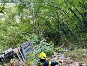 Lkw stürzt über Böschung in unwegsames Gelände