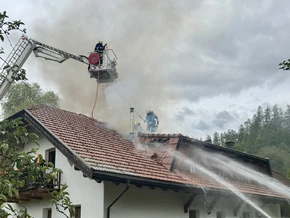 Dachstuhlbrand in Pflaurenz löst Großeinsatz aus