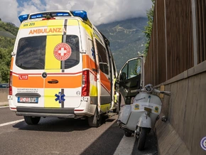 Schnellstraße bei Meran: Unfall zwischen Auto und Oldtimer-Vespa