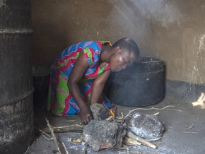 Eine Milliarde Menschen in Afrika kocht noch mit Feuer