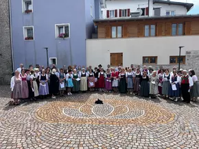 Südtiroler singen in deutscher Sprachinsel Lusern im Trentino