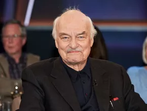 Charles Brauer hält sich mit Zigarre und Wein fit für die 90
