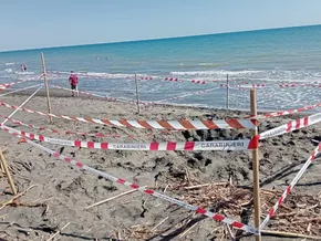 Tragödie an Italienstrand: Junge lebendig von Sand begraben