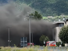 Dichter Rauch über Meran: Großbrand in Reifenlager