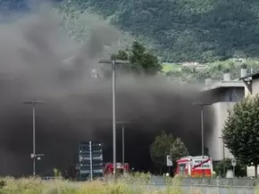 Dichter Rauch über Meran: Großbrand in Reifenlager