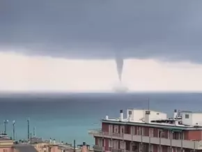 Wasser-Tornado vor Italiens Küste