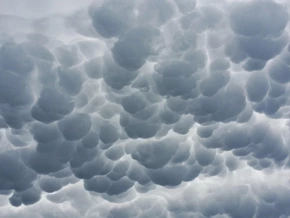 Seltsame Beulen am Himmel über dem Trentino