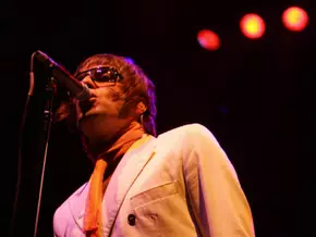 Oasis dominiert nach Tourstart britische Albumcharts