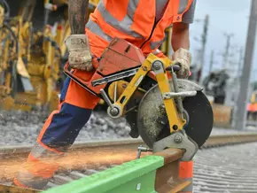 "Großer Bahnhof" für die erste Schiene aus Wasserstoff-Stahl