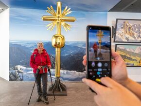 Zweites Gipfelkreuz auf Zugspitze für “Halbschuhalpinisten”