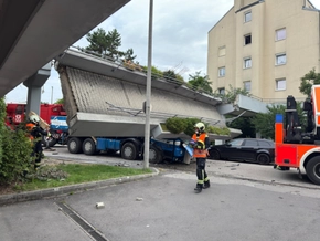 Brücke stürzt auf Lkw: Zwei Schwerverletzte befreit