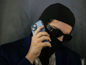 Rom: Einbrecher video-callen ihren Boss im Knast