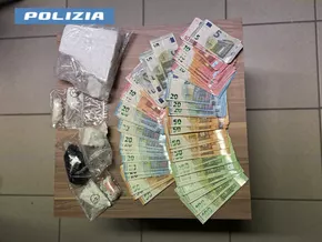 Mutmaßlicher Dealer gibt Anweisungen vom Balkon aus