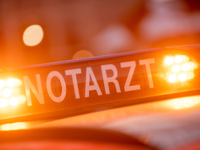Straße nach Eppan: Crash zwischen Motorrad und Auto