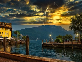Heftige Unwetter am Gardasee treiben Urlauber in die Flucht - VIDEO