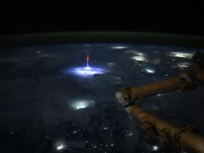 Spektakulär: Astronautin fotografiert auf ISS einen “Roten Kobold”