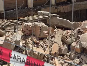 Asbesthaltige Rohre auf Baustelle nicht richtig entsorgt – Anzeige