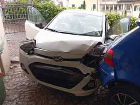 Unfall in Tramin: Auto kracht in eine Mauer