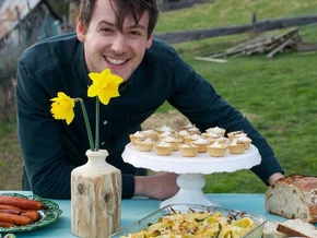 Influencer kocht mit Moos unter den Füßen