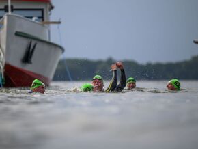 Rekord: Fünf Schwimmer zogen 100-Tonnen-Schiff 402 Meter