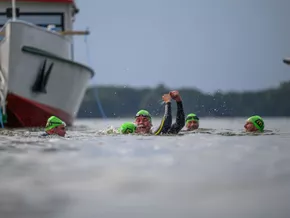 Rekord: Fünf Schwimmer zogen 100-Tonnen-Schiff 402 Meter