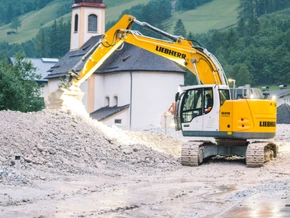 Aufräumarbeiten und Evakuierungen nach Erdrutschen in Tirol