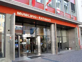 Bürgermeister Corrarati wünscht Dario Dal Medico eine gute Hand