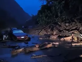 Mure in Südtirol trifft zwei Autos – Straße gesperrt