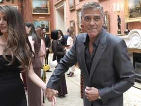 Amal und George Clooney nehmen Gästen die Handys ab
