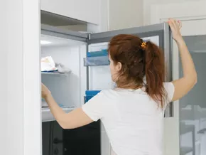Dieser Trick lässt Eis im Gefrierschrank schmelzen