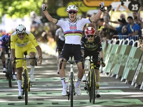 Pogacar holt nach spektakulärem Finish 100. Sieg als Profi
