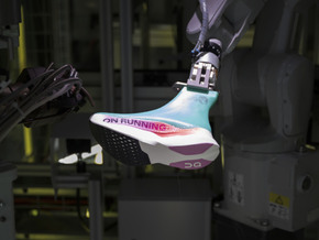 On fertigt Laufschuh mit Roboter in drei Minuten