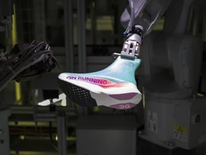 On fertigt Laufschuh mit Roboter in drei Minuten