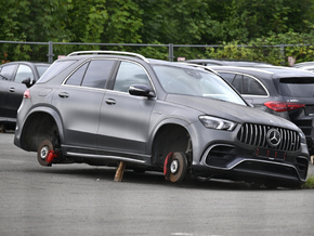 Millionen Fälschungen von Mercedes-Produkten beschlagnahmt