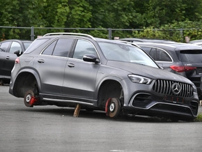 Millionen Fälschungen von Mercedes-Produkten beschlagnahmt