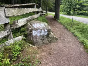 Schmierereien auf Wanderweg: SHB zeigt sich verärgert