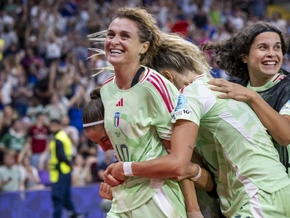 Italienerinnen wollen über hohe Hürde England ins Finale