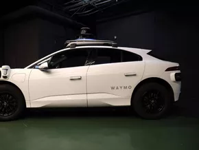 Robotaxis von Waymo und Tesla im Wettstreit