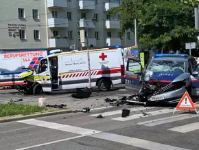 Verletzte bei Crash von Wiener Streife mit Rettungswagen