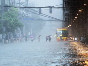 Philippinisches Paar watet im Hochwasser zum Jawort