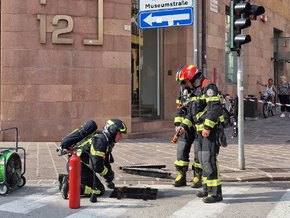 Flammen und Explosionen in Versorgungsschacht erschrecken Passanten