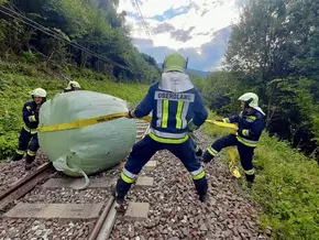 Olang: Rundballen landet auf Zuggleis