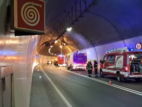 Rauch im Tunnel nach Unfall zwischen drei Pkw