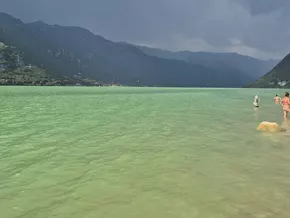 Badesee in Italien wechselt plötzlich die Farbe
