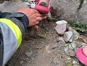 Sarntal: Frau tritt sich Eisen in den Fuß