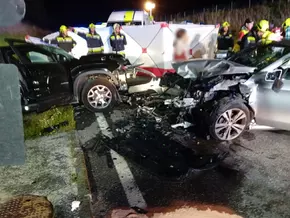 Sieben Verletzte bei nächtlichem Unfall in Niederdorf