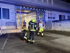 Geplatzte Kühlgasleitung im Meraner Krankenhaus sorgt für Großeinsatz