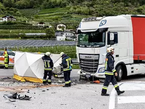 Motorradfahrer stirbt bei Kollision mit Lastwagen