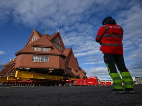 Historische Holzkirche in Schweden zieht um