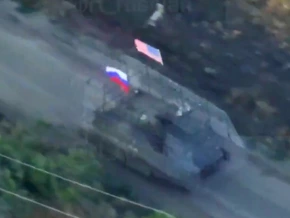 Russischer Panzer unter US-Flagge – VIDEO